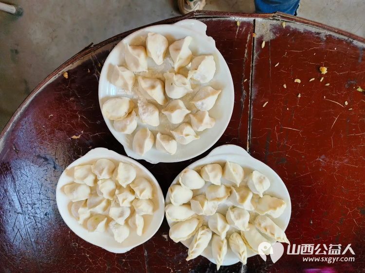 介休市敬老协会在父亲节之际去张兰镇东北里村入户特困老人86岁孟庆福家中为老人理发料理家务包饺子吃蛋糕 - 第15张 - 山西公益人 介休市敬老协会在父亲节之际去张兰镇东北里村入户特困老人86岁孟庆福家中为老人理发料理家务包饺子吃蛋糕 - 第15张