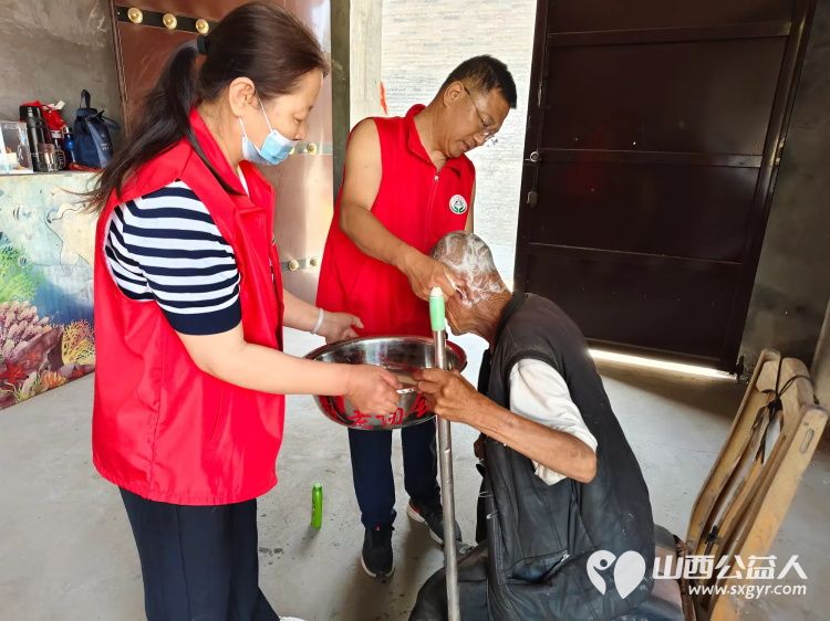 介休市敬老协会在父亲节之际去张兰镇东北里村入户特困老人86岁孟庆福家中为老人理发料理家务包饺子吃蛋糕 - 第11张 - 山西公益人 介休市敬老协会在父亲节之际去张兰镇东北里村入户特困老人86岁孟庆福家中为老人理发料理家务包饺子吃蛋糕 - 第11张