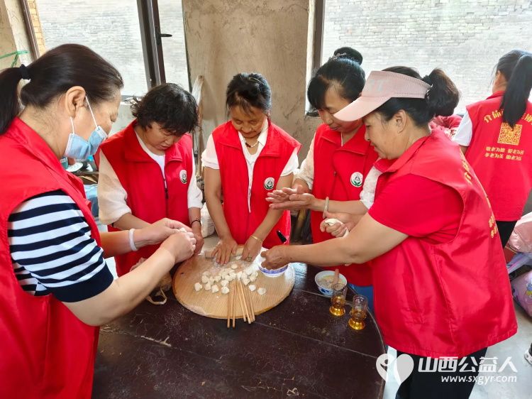 介休市敬老协会在父亲节之际去张兰镇东北里村入户特困老人86岁孟庆福家中为老人理发料理家务包饺子吃蛋糕 - 第13张 - 山西公益人 介休市敬老协会在父亲节之际去张兰镇东北里村入户特困老人86岁孟庆福家中为老人理发料理家务包饺子吃蛋糕 - 第13张