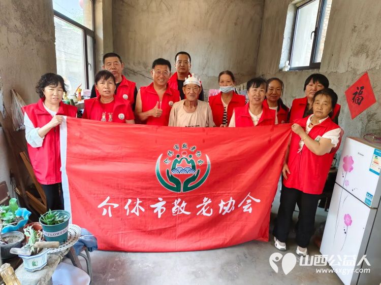 介休市敬老协会在父亲节之际去张兰镇东北里村入户特困老人86岁孟庆福家中为老人理发料理家务包饺子吃蛋糕 - 第1张 - 山西公益人 介休市敬老协会在父亲节之际去张兰镇东北里村入户特困老人86岁孟庆福家中为老人理发料理家务包饺子吃蛋糕 - 第1张