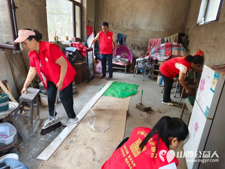 介休市敬老协会在父亲节之际去张兰镇东北里村入户特困老人86岁孟庆福家中为老人理发料理家务包饺子吃蛋糕 - 第4张 - 山西公益人 介休市敬老协会在父亲节之际去张兰镇东北里村入户特困老人86岁孟庆福家中为老人理发料理家务包饺子吃蛋糕 - 第4张