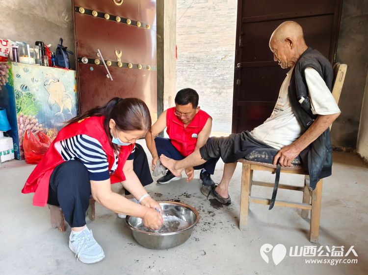 介休市敬老协会在父亲节之际去张兰镇东北里村入户特困老人86岁孟庆福家中为老人理发料理家务包饺子吃蛋糕 - 第10张 - 山西公益人 介休市敬老协会在父亲节之际去张兰镇东北里村入户特困老人86岁孟庆福家中为老人理发料理家务包饺子吃蛋糕 - 第10张