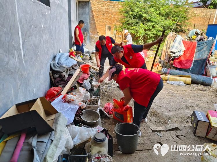 介休市敬老协会在父亲节之际去张兰镇东北里村入户特困老人86岁孟庆福家中为老人理发料理家务包饺子吃蛋糕 - 第3张 - 山西公益人 介休市敬老协会在父亲节之际去张兰镇东北里村入户特困老人86岁孟庆福家中为老人理发料理家务包饺子吃蛋糕 - 第3张