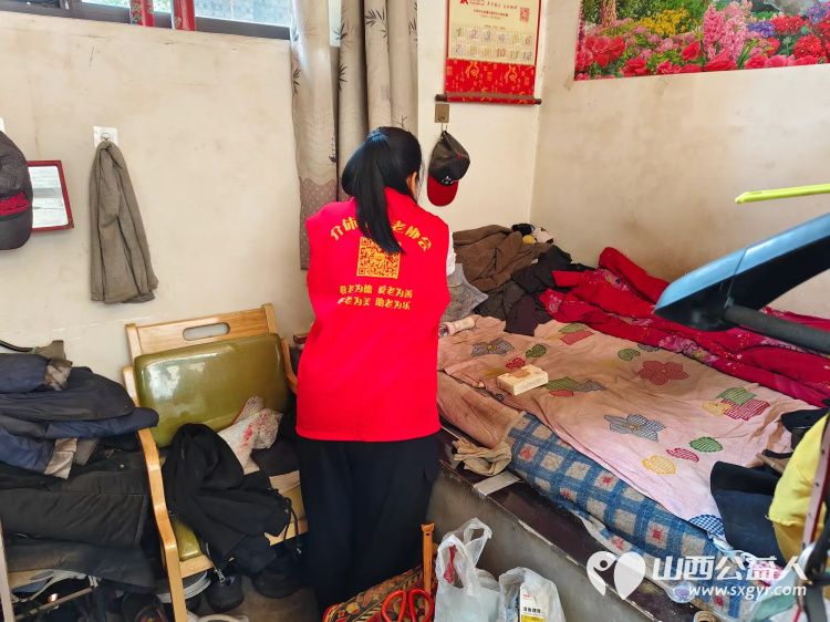 介休市敬老协会在父亲节之际去张兰镇东北里村入户特困老人86岁孟庆福家中为老人理发料理家务包饺子吃蛋糕 - 第23张 - 山西公益人 介休市敬老协会在父亲节之际去张兰镇东北里村入户特困老人86岁孟庆福家中为老人理发料理家务包饺子吃蛋糕 - 第23张