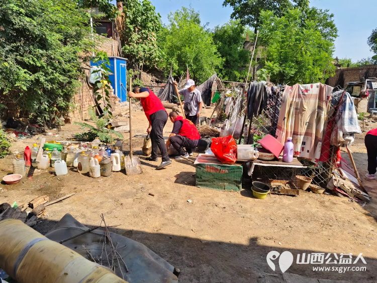介休市敬老协会在父亲节之际去张兰镇东北里村入户特困老人86岁孟庆福家中为老人理发料理家务包饺子吃蛋糕 - 第2张 - 山西公益人 介休市敬老协会在父亲节之际去张兰镇东北里村入户特困老人86岁孟庆福家中为老人理发料理家务包饺子吃蛋糕 - 第2张