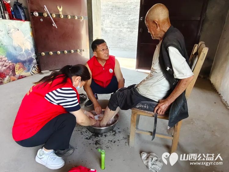 介休市敬老协会在父亲节之际去张兰镇东北里村入户特困老人86岁孟庆福家中为老人理发料理家务包饺子吃蛋糕 - 第9张 - 山西公益人 介休市敬老协会在父亲节之际去张兰镇东北里村入户特困老人86岁孟庆福家中为老人理发料理家务包饺子吃蛋糕 - 第9张