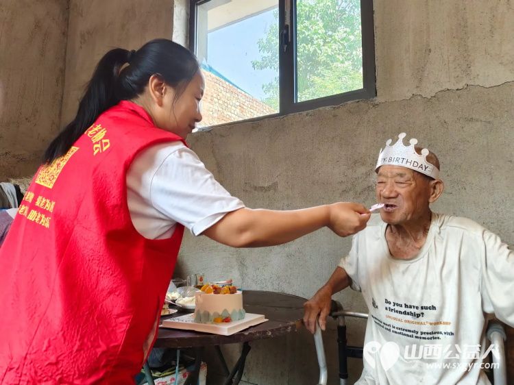 介休市敬老协会在父亲节之际去张兰镇东北里村入户特困老人86岁孟庆福家中为老人理发料理家务包饺子吃蛋糕 - 第16张 - 山西公益人 介休市敬老协会在父亲节之际去张兰镇东北里村入户特困老人86岁孟庆福家中为老人理发料理家务包饺子吃蛋糕 - 第16张