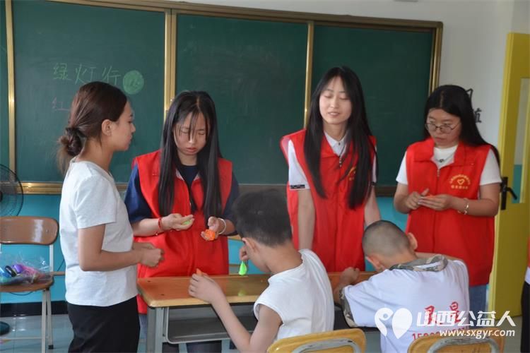 山西国际商务职业学院信息技术系发起公益活动在学校组织扎染绘画创意设计比赛义卖活动义卖款捐给灵星残疾人康复中心 - 第5张 - 山西公益人 山西国际商务职业学院信息技术系发起公益活动在学校组织扎染绘画创意设计比赛义卖活动义卖款捐给灵星残疾人康复中心 - 第5张