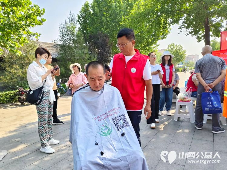 志愿服务进社区健康活动暖人心介休市敬老协会走进北关街道北大街社区服务社区行动不便的老人 - 第20张 - 山西公益人 志愿服务进社区健康活动暖人心介休市敬老协会走进北关街道北大街社区服务社区行动不便的老人 - 第20张