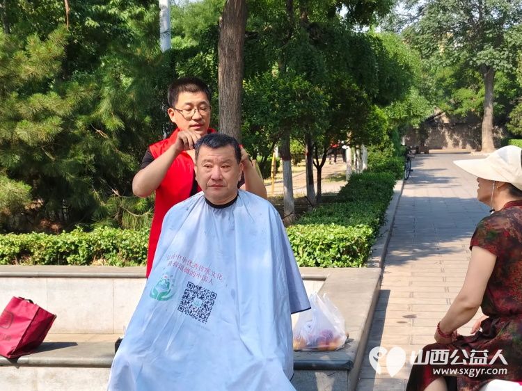 志愿服务进社区健康活动暖人心介休市敬老协会走进北关街道北大街社区服务社区行动不便的老人 - 第6张 - 山西公益人 志愿服务进社区健康活动暖人心介休市敬老协会走进北关街道北大街社区服务社区行动不便的老人 - 第6张