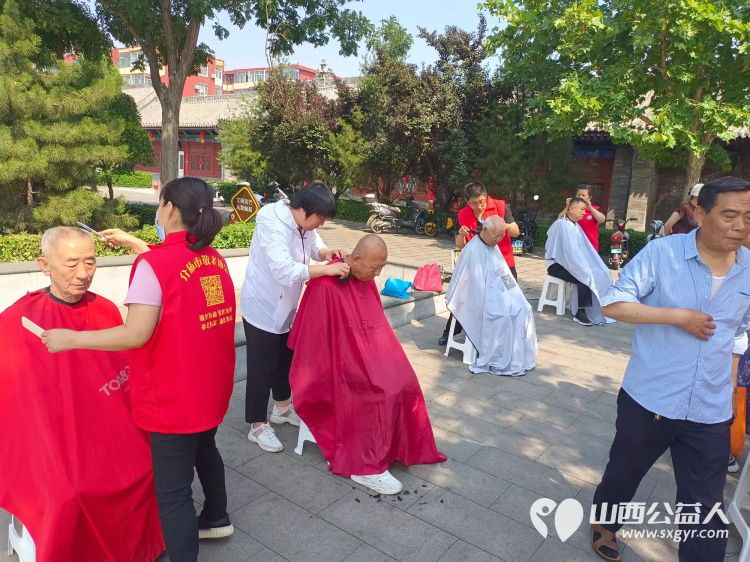 志愿服务进社区健康活动暖人心介休市敬老协会走进北关街道北大街社区服务社区行动不便的老人 - 第5张 - 山西公益人 志愿服务进社区健康活动暖人心介休市敬老协会走进北关街道北大街社区服务社区行动不便的老人 - 第5张