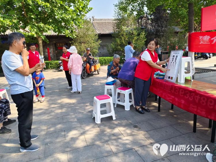 志愿服务进社区健康活动暖人心介休市敬老协会走进北关街道北大街社区服务社区行动不便的老人 - 第13张 - 山西公益人 志愿服务进社区健康活动暖人心介休市敬老协会走进北关街道北大街社区服务社区行动不便的老人 - 第13张