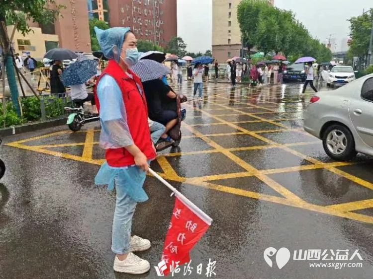 中考考场外的祝福与感动 临汾市护苗爱心志愿服务队的志愿者们到岗指引交通通行确保考场周边交通顺畅 - 第5张 - 山西公益人 中考考场外的祝福与感动 临汾市护苗爱心志愿服务队的志愿者们到岗指引交通通行确保考场周边交通顺畅 - 第5张