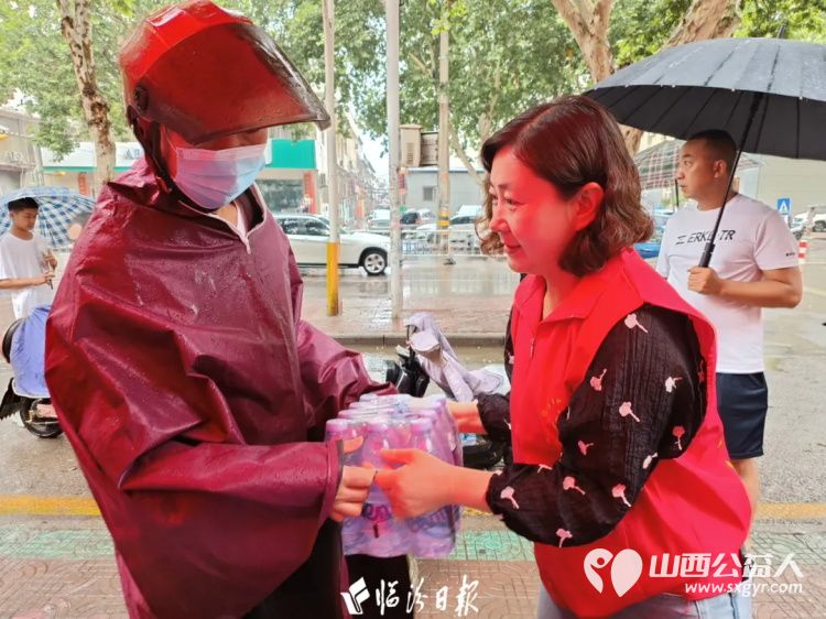 中考考场外的祝福与感动 临汾市护苗爱心志愿服务队的志愿者们到岗指引交通通行确保考场周边交通顺畅 - 第3张 - 山西公益人 中考考场外的祝福与感动 临汾市护苗爱心志愿服务队的志愿者们到岗指引交通通行确保考场周边交通顺畅 - 第3张