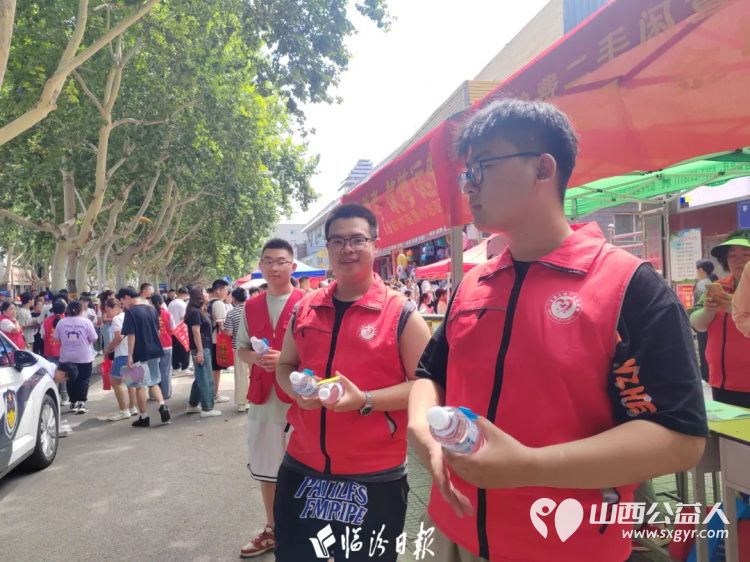 中考考场外的祝福与感动 临汾市护苗爱心志愿服务队的志愿者们到岗指引交通通行确保考场周边交通顺畅 - 第6张 - 山西公益人 中考考场外的祝福与感动 临汾市护苗爱心志愿服务队的志愿者们到岗指引交通通行确保考场周边交通顺畅 - 第6张