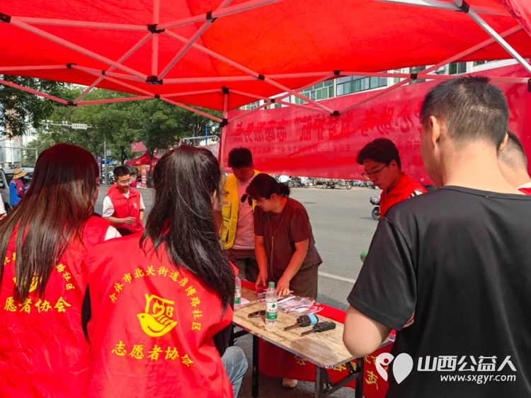 介休市彦博路社区组织社区志愿者协会近60名青年志愿者们中考期间在介休二中介休三中考点开展爱心助考为梦护航志愿服务活动 - 第37张