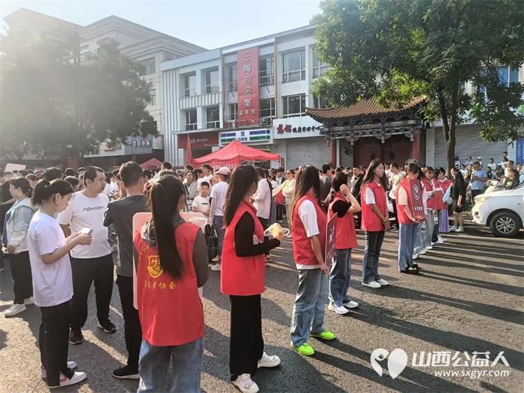 介休市彦博路社区组织社区志愿者协会近60名青年志愿者们中考期间在介休二中介休三中考点开展爱心助考为梦护航志愿服务活动 - 第30张