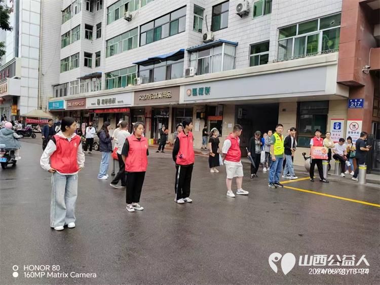 介休市彦博路社区组织社区志愿者协会近60名青年志愿者们中考期间在介休二中介休三中考点开展爱心助考为梦护航志愿服务活动 - 第31张