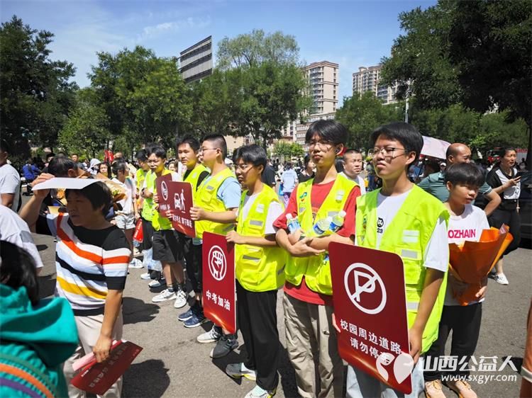介休市彦博路社区组织社区志愿者协会近60名青年志愿者们中考期间在介休二中介休三中考点开展爱心助考为梦护航志愿服务活动 - 第21张