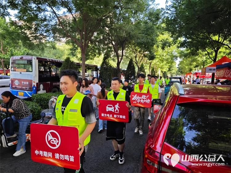 介休市彦博路社区组织社区志愿者协会近60名青年志愿者们中考期间在介休二中介休三中考点开展爱心助考为梦护航志愿服务活动 - 第35张