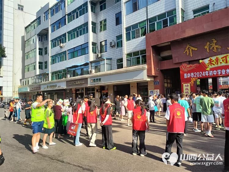 介休市彦博路社区组织社区志愿者协会近60名青年志愿者们中考期间在介休二中介休三中考点开展爱心助考为梦护航志愿服务活动 - 第15张