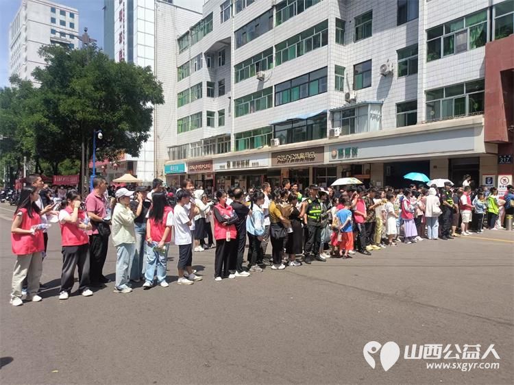 介休市彦博路社区组织社区志愿者协会近60名青年志愿者们中考期间在介休二中介休三中考点开展爱心助考为梦护航志愿服务活动 - 第16张