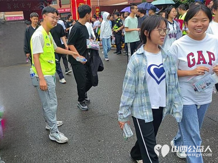 介休市彦博路社区组织社区志愿者协会近60名青年志愿者们中考期间在介休二中介休三中考点开展爱心助考为梦护航志愿服务活动 - 第34张