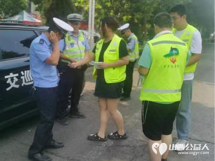 介休市彦博路社区组织社区志愿者协会近60名青年志愿者们中考期间在介休二中介休三中考点开展爱心助考为梦护航志愿服务活动 - 第22张