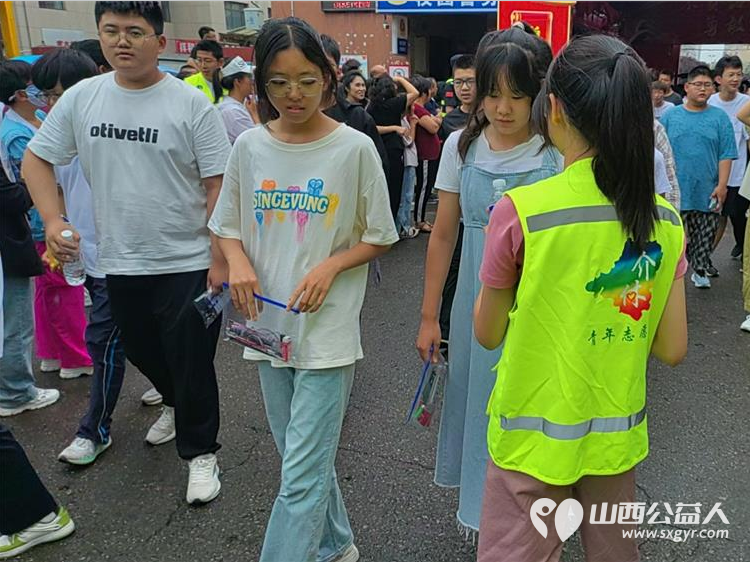 介休市彦博路社区组织社区志愿者协会近60名青年志愿者们中考期间在介休二中介休三中考点开展爱心助考为梦护航志愿服务活动 - 第24张