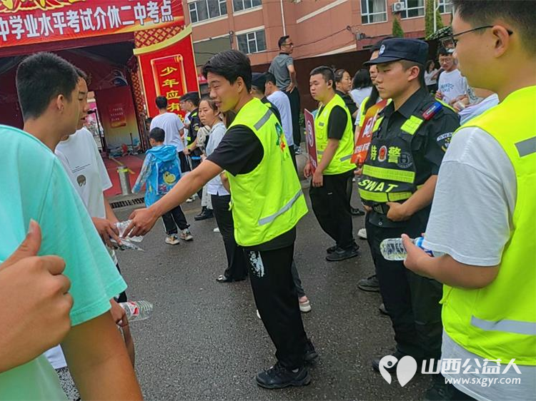 介休市彦博路社区组织社区志愿者协会近60名青年志愿者们中考期间在介休二中介休三中考点开展爱心助考为梦护航志愿服务活动 - 第25张