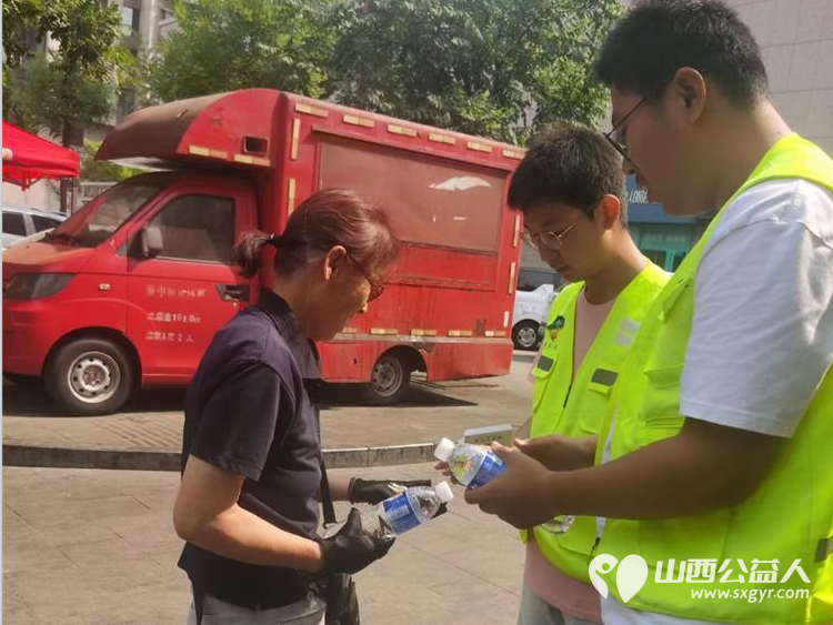 介休市彦博路社区组织社区志愿者协会近60名青年志愿者们中考期间在介休二中介休三中考点开展爱心助考为梦护航志愿服务活动 - 第23张