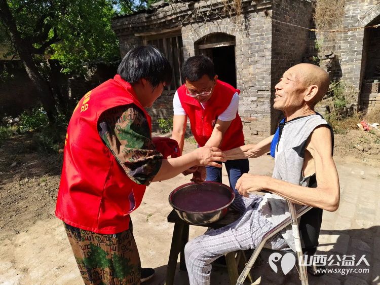 介休市敬老协会在张兰镇张原村入户83岁特困老人赵棉佑家中为老人理发打扫室内外卫生包饺子 - 第14张 - 山西公益人 介休市敬老协会在张兰镇张原村入户83岁特困老人赵棉佑家中为老人理发打扫室内外卫生包饺子 - 第14张