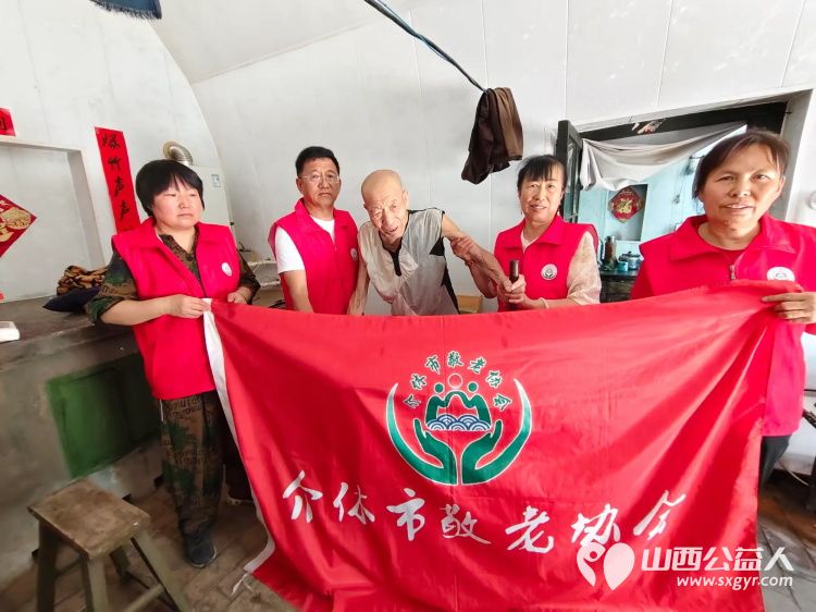 介休市敬老协会在张兰镇张原村入户83岁特困老人赵棉佑家中为老人理发打扫室内外卫生包饺子 - 第1张 - 山西公益人 介休市敬老协会在张兰镇张原村入户83岁特困老人赵棉佑家中为老人理发打扫室内外卫生包饺子 - 第1张