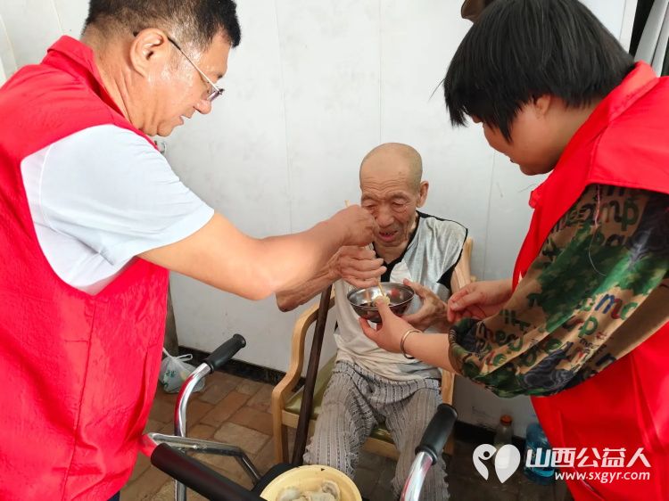 介休市敬老协会在张兰镇张原村入户83岁特困老人赵棉佑家中为老人理发打扫室内外卫生包饺子 - 第15张 - 山西公益人 介休市敬老协会在张兰镇张原村入户83岁特困老人赵棉佑家中为老人理发打扫室内外卫生包饺子 - 第15张