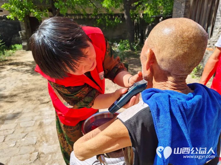 介休市敬老协会在张兰镇张原村入户83岁特困老人赵棉佑家中为老人理发打扫室内外卫生包饺子 - 第13张 - 山西公益人 介休市敬老协会在张兰镇张原村入户83岁特困老人赵棉佑家中为老人理发打扫室内外卫生包饺子 - 第13张