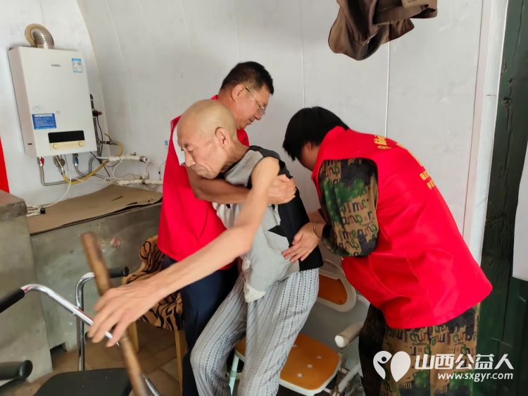 介休市敬老协会在张兰镇张原村入户83岁特困老人赵棉佑家中为老人理发打扫室内外卫生包饺子 - 第12张 - 山西公益人 介休市敬老协会在张兰镇张原村入户83岁特困老人赵棉佑家中为老人理发打扫室内外卫生包饺子 - 第12张