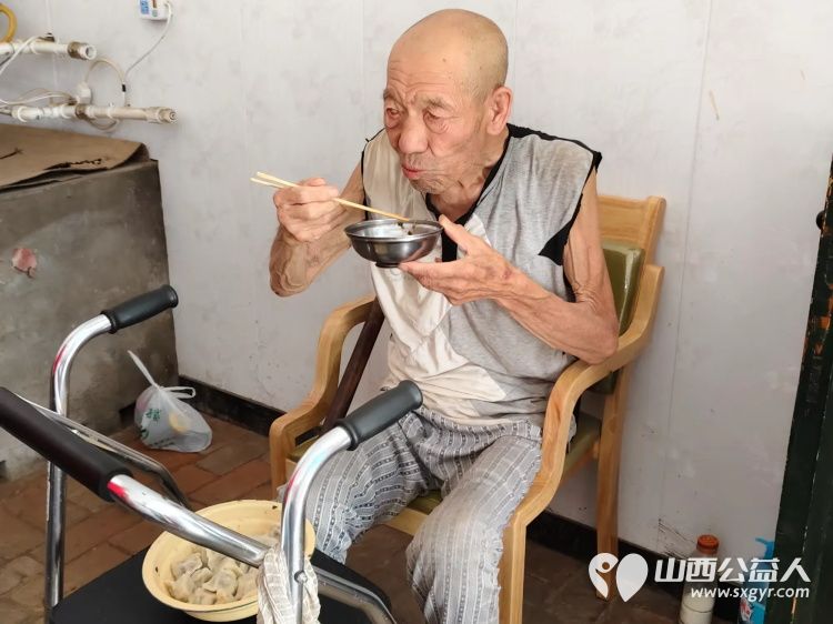 介休市敬老协会在张兰镇张原村入户83岁特困老人赵棉佑家中为老人理发打扫室内外卫生包饺子 - 第16张 - 山西公益人 介休市敬老协会在张兰镇张原村入户83岁特困老人赵棉佑家中为老人理发打扫室内外卫生包饺子 - 第16张