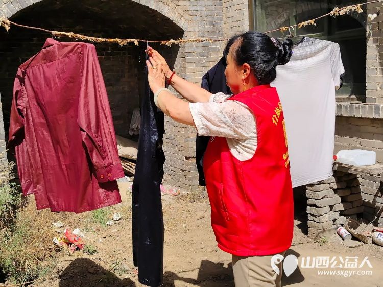 介休市敬老协会在张兰镇张原村入户83岁特困老人赵棉佑家中为老人理发打扫室内外卫生包饺子 - 第8张 - 山西公益人 介休市敬老协会在张兰镇张原村入户83岁特困老人赵棉佑家中为老人理发打扫室内外卫生包饺子 - 第8张