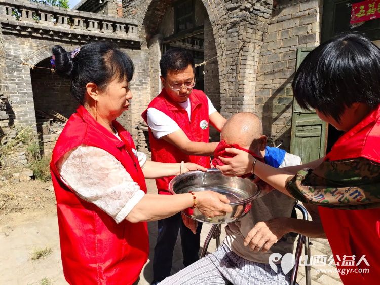 介休市敬老协会在张兰镇张原村入户83岁特困老人赵棉佑家中为老人理发打扫室内外卫生包饺子 - 第11张 - 山西公益人 介休市敬老协会在张兰镇张原村入户83岁特困老人赵棉佑家中为老人理发打扫室内外卫生包饺子 - 第11张