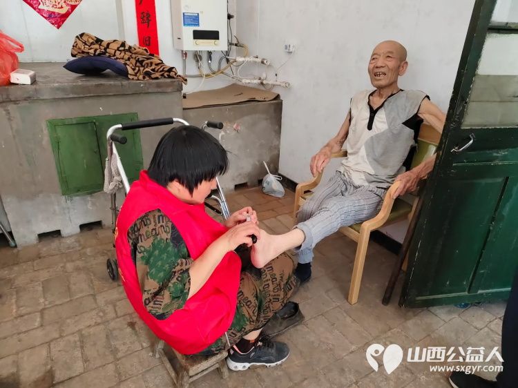 介休市敬老协会在张兰镇张原村入户83岁特困老人赵棉佑家中为老人理发打扫室内外卫生包饺子 - 第10张 - 山西公益人 介休市敬老协会在张兰镇张原村入户83岁特困老人赵棉佑家中为老人理发打扫室内外卫生包饺子 - 第10张