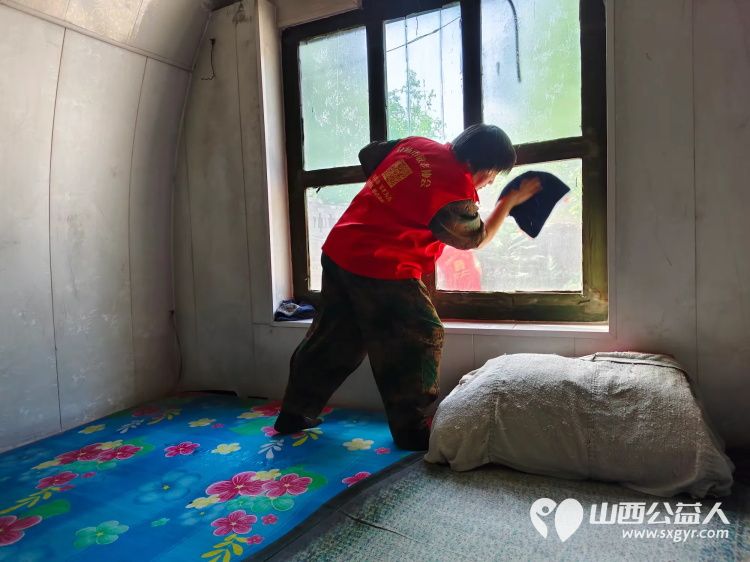 介休市敬老协会在张兰镇张原村入户83岁特困老人赵棉佑家中为老人理发打扫室内外卫生包饺子 - 第2张 - 山西公益人 介休市敬老协会在张兰镇张原村入户83岁特困老人赵棉佑家中为老人理发打扫室内外卫生包饺子 - 第2张