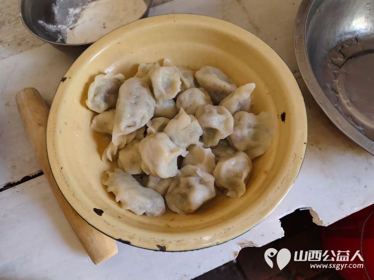 介休市敬老协会在张兰镇张原村入户83岁特困老人赵棉佑家中为老人理发打扫室内外卫生包饺子 - 第19张 - 山西公益人 介休市敬老协会在张兰镇张原村入户83岁特困老人赵棉佑家中为老人理发打扫室内外卫生包饺子 - 第19张