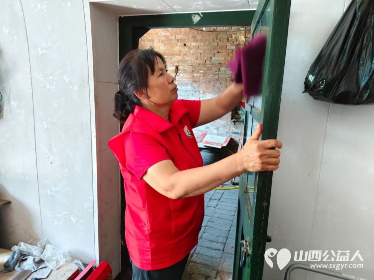 介休市敬老协会在张兰镇张原村入户83岁特困老人赵棉佑家中为老人理发打扫室内外卫生包饺子 - 第5张 - 山西公益人 介休市敬老协会在张兰镇张原村入户83岁特困老人赵棉佑家中为老人理发打扫室内外卫生包饺子 - 第5张