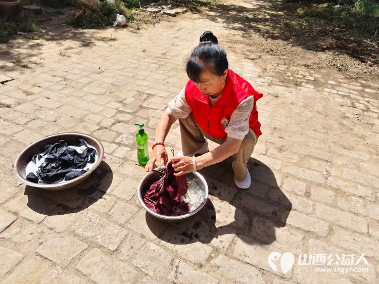 介休市敬老协会在张兰镇张原村入户83岁特困老人赵棉佑家中为老人理发打扫室内外卫生包饺子 - 第7张 - 山西公益人 介休市敬老协会在张兰镇张原村入户83岁特困老人赵棉佑家中为老人理发打扫室内外卫生包饺子 - 第7张