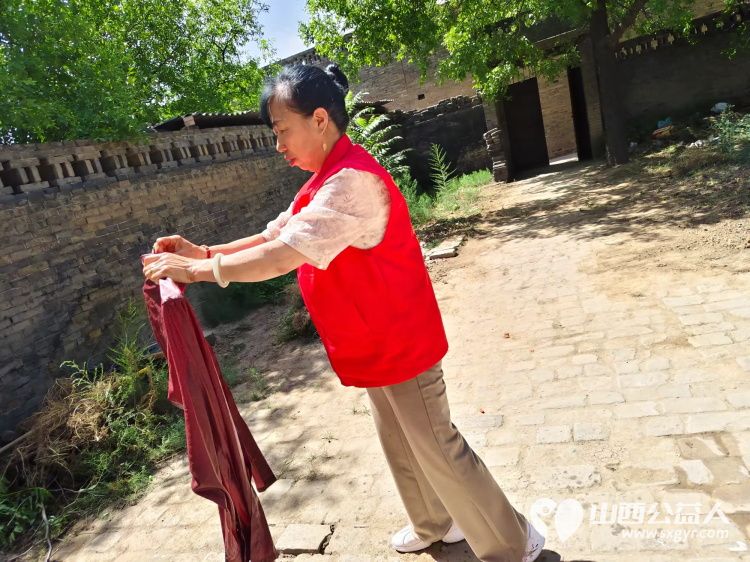 介休市敬老协会在张兰镇张原村入户83岁特困老人赵棉佑家中为老人理发打扫室内外卫生包饺子 - 第6张 - 山西公益人 介休市敬老协会在张兰镇张原村入户83岁特困老人赵棉佑家中为老人理发打扫室内外卫生包饺子 - 第6张