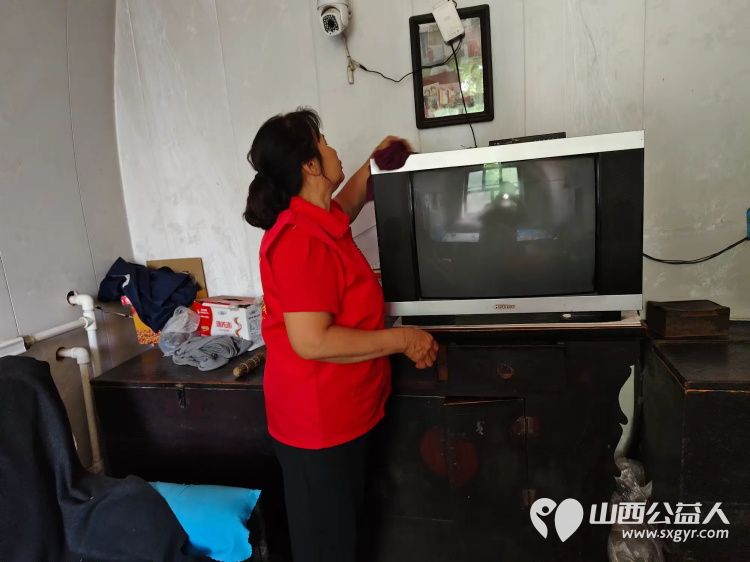 介休市敬老协会在张兰镇张原村入户83岁特困老人赵棉佑家中为老人理发打扫室内外卫生包饺子 - 第4张 - 山西公益人 介休市敬老协会在张兰镇张原村入户83岁特困老人赵棉佑家中为老人理发打扫室内外卫生包饺子 - 第4张