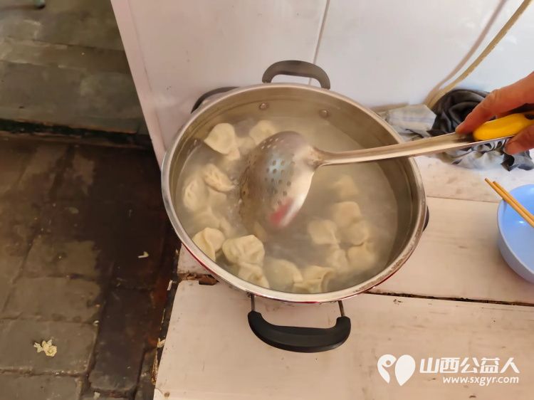 介休市敬老协会在张兰镇张原村入户83岁特困老人赵棉佑家中为老人理发打扫室内外卫生包饺子 - 第18张 - 山西公益人 介休市敬老协会在张兰镇张原村入户83岁特困老人赵棉佑家中为老人理发打扫室内外卫生包饺子 - 第18张