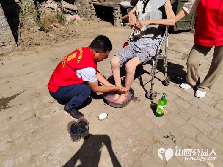 介休市敬老协会在张兰镇张原村入户83岁特困老人赵棉佑家中为老人理发打扫室内外卫生包饺子 - 第9张 - 山西公益人 介休市敬老协会在张兰镇张原村入户83岁特困老人赵棉佑家中为老人理发打扫室内外卫生包饺子 - 第9张