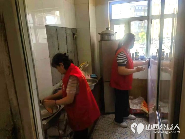 介休市敬老协会去绵山镇后党峪开展关爱乡村老人公益活动入户86岁特困老人孙士功家中为老人打扫卫生料理家务 - 第8张 - 山西公益人 介休市敬老协会去绵山镇后党峪开展关爱乡村老人公益活动入户86岁特困老人孙士功家中为老人打扫卫生料理家务 - 第8张