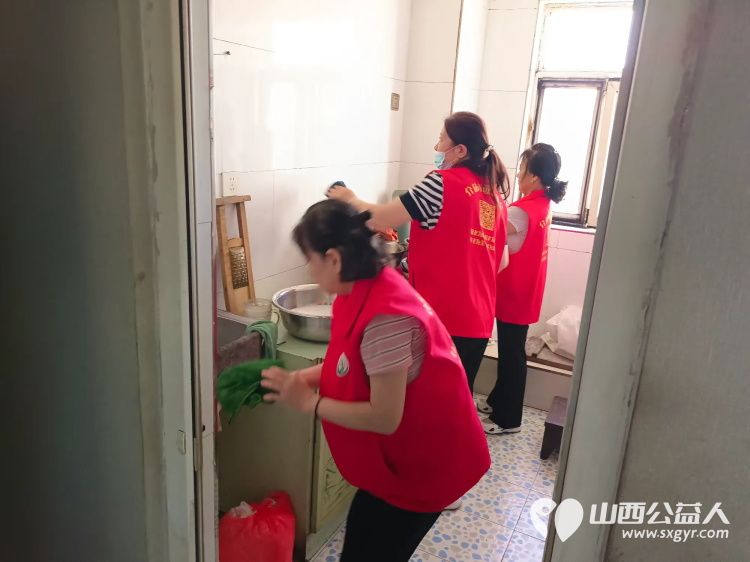 介休市敬老协会去绵山镇后党峪开展关爱乡村老人公益活动入户86岁特困老人孙士功家中为老人打扫卫生料理家务 - 第6张 - 山西公益人 介休市敬老协会去绵山镇后党峪开展关爱乡村老人公益活动入户86岁特困老人孙士功家中为老人打扫卫生料理家务 - 第6张
